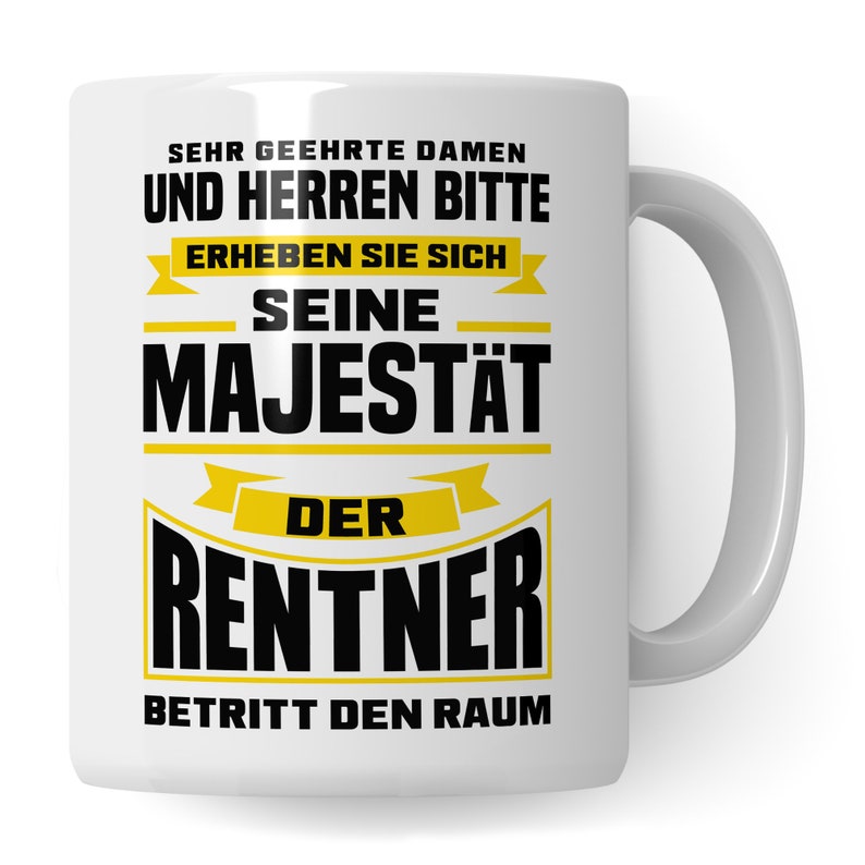 Puede incluir: Taza de cer&aacute;mica blanca con texto negro que dice "Sehr geehrte Damen und Herren bitte erheben Sie sich Seine Majest&auml;t der Rentner betritt den Raum".