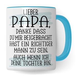 Könnte beinhalten: Weiße Keramiktasse mit blauem Rand und Henkel. Die Tasse zeigt ein schwarz-weißes Design mit dem Text "Lieber Papa, Danke dass du mir beigebracht hast ein richtiger Mann zu sein. Auch wenn ich deine Tochter bin."