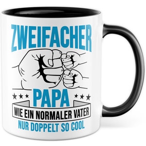 Può includere: Tazza da caffè in ceramica bianca con bordo e manico neri. La tazza presenta una grafica blu che dice "Zweifacher Papa Wie ein normaler Vater nur doppelt so cool" con una grafica di tre pugni che si scontrano.