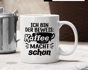 Lustige Kaffeetasse – Spruch „Ich Bin Der Beweis: Kaffee Macht Schön“, Beidseitig Bedruckt & Spülmaschinenfest