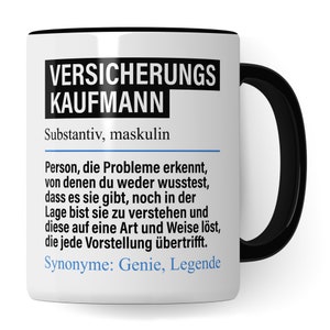 Könnte beinhalten: Weiße Keramiktasse mit schwarzem Henkel und Rand. Die Tasse zeigt eine schwarz-weiße Grafik mit dem Text "VERSICHERUNGS KAUFMANN" und einer Definition des Wortes auf Deutsch.