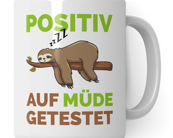 Tasse mit Spruch lustig: Positiv auf Müde getestet Faultier Becher - Kaffeetasse Geschenk Männer Frauen - Morgenmuffel Tasse Geschenkidee