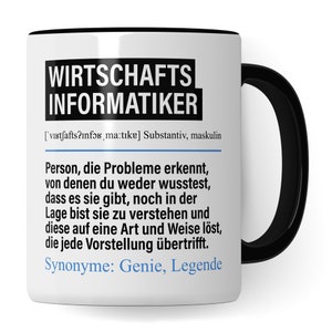 Può includere: Una tazza in ceramica bianca con un manico nero. La tazza presenta una grafica in bianco e nero con il testo "WIRTSCHAFTS INFORMATIKER" e una definizione in tedesco. La definizione recita: "['VIKtfafts?Infor, ma:tıke] Substantiv, maskulin Person, die Probleme erkennt, von denen du weder wusstest, dass es sie gibt, noch in der Lage bist sie zu verstehen und diese in un modo che supera ogni immaginazione. Sinonimi: Genio, Leggenda"
