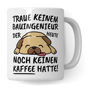 Pode incluir: Caneca de cerâmica branca com um pug de desenho animado dormindo sobre ela. A caneca tem texto preto que diz "Traue keinem Bauingenieur der heute noch keinen Kaffee hatte!"