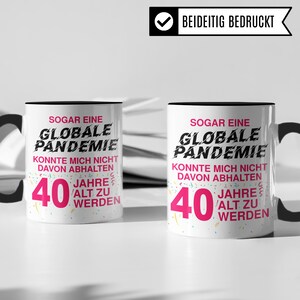 Puede incluir: Dos tazas de caf&eacute; blancas con asas negras. Ambas tazas tienen un dise&ntilde;o rosa que dice "Incluso una pandemia global no pudo evitar que cumpliera 40 a&ntilde;os". Las tazas est&aacute;n impresas por ambos lados.