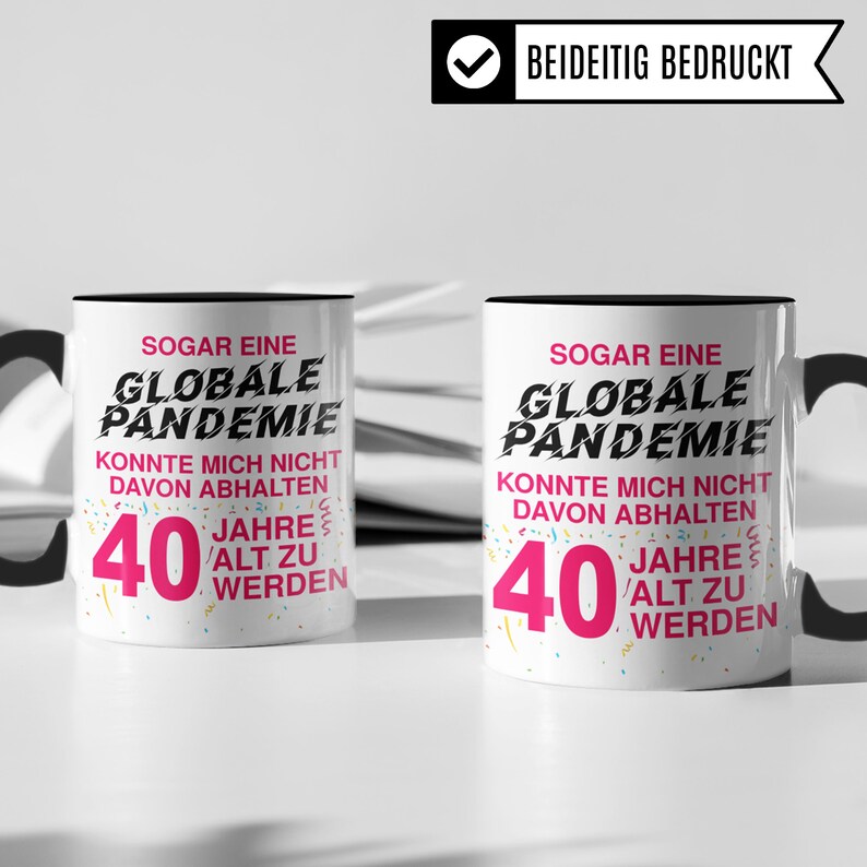 Puede incluir: Dos tazas de caf&eacute; blancas con asas negras. Ambas tazas tienen un dise&ntilde;o rosa que dice "Incluso una pandemia global no pudo evitar que cumpliera 40 a&ntilde;os". Las tazas est&aacute;n impresas por ambos lados.
