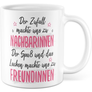 Peut inclure: Une tasse en céramique blanche avec un motif rose et noir. Le texte sur la tasse est "Der Zufall machte uns zu Nachbarinnen. Der Spaß und das Lachen machte uns zu Freundinnen."