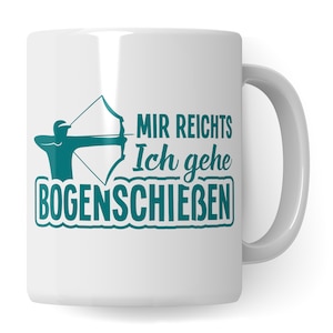 Op de afbeelding: Witte keramische mok met een tealgroen ontwerp. Het ontwerp toont een persoon die een boog en pijl vasthoudt, en de tekst "Mir reicht, ich gehe Bogenschießen".