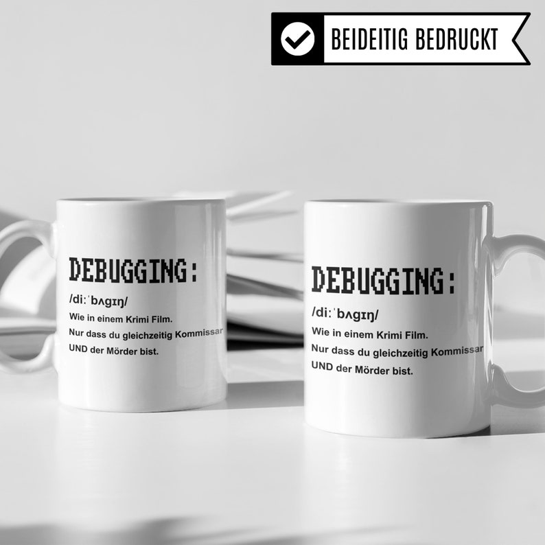 K&ouml;nnte beinhalten: Zwei wei&szlig;e Kaffeetassen mit schwarzem Text, der "DEBUGGING: /di: bagın/ Wie in einem Krimi Film. Nur dass du gleichzeitig Kommissar UND der M&ouml;rder bist." lautet.