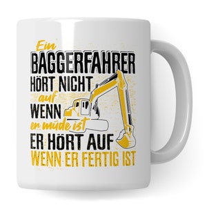 Op de afbeelding: Witte keramische mok met een zwarte en gele afbeelding van een graafmachine. De tekst op de mok luidt "Ein Baggerfahrer hört nicht auf wenn er müde ist. Er hört auf wenn er fertig ist."