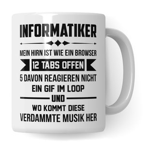 Peut inclure: Mug en céramique blanche avec du texte noir qui dit "INFORMATIKER", "MEIN HIRN IST WIE EIN BROWSER", "12 TABS OFFEN", "5 DAVON REAGIEREN NICHT", "EIN GIF IM LOOP", "UND", "WO KOMMT DIESE", "VERDAMMTE MUSIK HER".