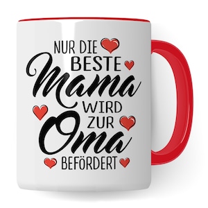 Peut inclure: Mug en céramique blanche avec un bord et une anse rouges. Le mug présente un texte noir qui dit "Nur die beste Mama wird zur Oma befördert" avec des cœurs rouges entourant le texte.