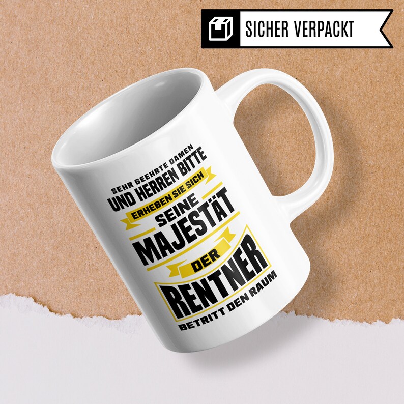 Puede incluir: Taza de cer&aacute;mica blanca con un dise&ntilde;o en negro y amarillo. El texto en la taza dice "Sehr geehrte Damen und Herren Bitte erheben Sie sich Seine Majest&auml;t Der Rentner Betritt Den Raum".