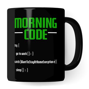 Pode incluir: Caneca de café preta com um gráfico verde que diz "MORNING -CODE- try { go to work ():} catch (WantToStayAtHomeException e) { sleep ():}"