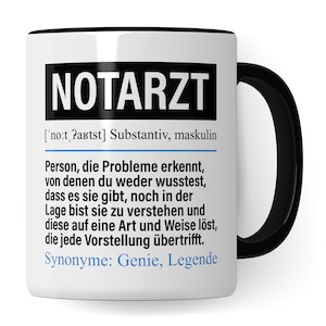 Könnte beinhalten: Eine weiße Keramiktasse mit schwarzem Henkel. Die Tasse zeigt eine schwarz-weiße Grafik mit dem Wort "NOTARZT" in großen, fetten Buchstaben. Der Text darunter definiert das Wort als Substantiv und bedeutet "eine Person, die Probleme erkennt, von denen man nichts wusste, und sie auf eine Weise lösen kann, die alle Erwartungen übertrifft". Der Text enthält auch Synonyme für das Wort: "Genie" und "Legende".