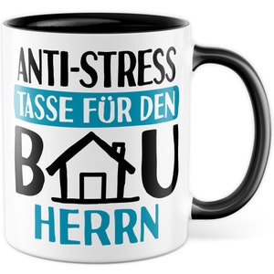Könnte beinhalten: Weiße Keramiktasse mit schwarzem Rand und Henkel. Die Tasse hat schwarzen Text, der "Anti-Stress Tasse für den Bauherrn" lautet, mit einer schwarzen Haus-Illustration in der Mitte.