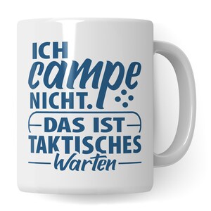 Könnte beinhalten: Weiße Keramiktasse mit einem blauen Design, auf dem "Ich campe nicht. Das ist taktisches warten." steht.