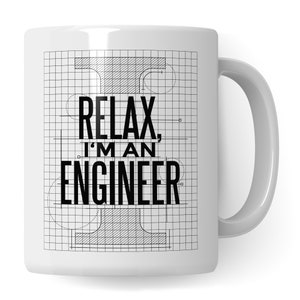 Op de afbeelding: Witte keramische koffiemok met een zwart-wit ontwerp. Het ontwerp heeft een rasterpatroon met de tekst "Relax, I'm an Engineer".