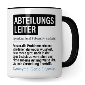 Könnte beinhalten: Eine weiße Keramiktasse mit schwarzem Henkel und schwarzem Rand. Die Tasse zeigt eine schwarz-weiße Grafik mit dem Text "Abteilungsleiter" und einer Definition des Wortes auf Deutsch. Die Definition beinhaltet den Text "Person, die Probleme erkennt, von denen du weder wusstest, dass es sie gibt, noch in der Lage bist sie zu verstehen und diese auf eine Art und Weise löst, die jede Vorstellung übertrifft. Synonyme: Genie, Legende."