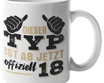 Può includere: Tazza in ceramica bianca con un design nero e oro. La tazza presenta due pollici in su con il testo "Dieser Typ ist ab jetzt offiziell 18" stampato sulla tazza.