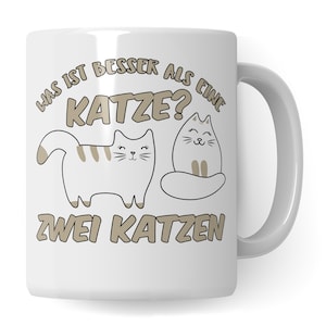 Può includere: Tazza in ceramica bianca con una grafica marrone di due gatti e il testo "Was ist besser als eine Katze? Zwei Katzen".