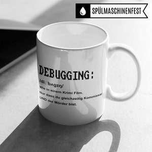 K&ouml;nnte beinhalten: Wei&szlig;e Keramiktasse mit einem schwarzen Design, auf dem steht: "DEBUGGING: /di: bagin/ Wie in einem Krimi Film. Nur dass du gleichzeitig Kommissar UND der M&ouml;rder bist."