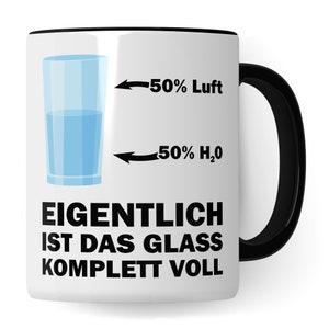 Könnte beinhalten: Weiße Keramiktasse mit schwarzem Rand und Henkel. Die Tasse zeigt eine schwarz-weiße Illustration eines Wasserglases mit dem Text "50% Luft" und "50% H2O", die auf die Ober- und Unterseite des Glases zeigen. Der Text "EIGENTLICH IST DAS GLAS KOMPLETT VOLL" ist unter der Illustration aufgedruckt.