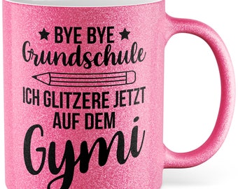 Könnte beinhalten: Rosa Glitzerbecher mit schwarzem Text, der "Bye Bye Grundschule Ich glitzere jetzt auf dem Gymni" lautet.