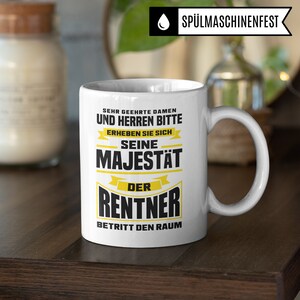 Puede incluir: Taza de cer&aacute;mica blanca con texto negro que dice "Sehr geehrte Damen und Herren bitte erheben Sie sich Seine Majest&auml;t der Rentner betritt den Raum".
