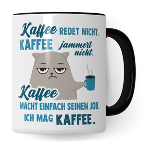Könnte beinhalten: Weiße Keramiktasse mit schwarzem Rand und Henkel. Die Tasse zeigt eine Comic-Katze, die eine Tasse Kaffee hält, und Text, der lautet "Kaffee REDET NICHT. KAFFEE jammert nicht. Kaffee MACHT EINFACH SEINEN JOB. ICH MAG KAFFEE."