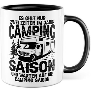 Könnte beinhalten: Weiße Keramiktasse mit schwarzem Rand und Henkel. Die Tasse zeigt eine schwarz-weiße Illustration eines Wohnmobils mit Bäumen und dem Text "ES GIBT NUR ZWEI ZEITEN IM JAHR: CAMPING SAISON UND WARTEN AUF DIE CAMPING SAISON".