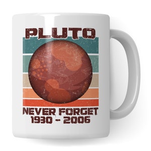 Könnte beinhalten: Weiße Keramiktasse mit einem Retro-Design, das einen roten Planeten mit dem Text "PLUTO NEVER FORGET 1930-2006" zeigt.