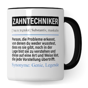 Könnte beinhalten: Eine weiße Keramiktasse mit schwarzem Henkel und schwarzem Rand. Die Tasse zeigt eine schwarz-weiße Grafik mit dem Text "ZAHNTECHNIKER" und einer Definition des Wortes in Deutsch. Die Definition beinhaltet die Aussprache, die Wortart und eine Beschreibung der Person, die ein "ZAHNTECHNIKER" ist.