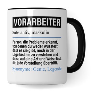 Pode incluir: Caneca de cerâmica branca com borda e alça pretas. A caneca apresenta um gráfico em preto e branco com a palavra alemã "VORARBEITER" em letras grandes, seguida do texto "Substantiv, maskulin" e uma definição da palavra em alemão.