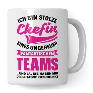 Peut inclure: Mug en céramique blanche avec un motif rose qui dit "Ich bin stolze Chefin eines ungeheuer fantastischen Teams... und ja, sie haben mir diese Tasse geschenkt."