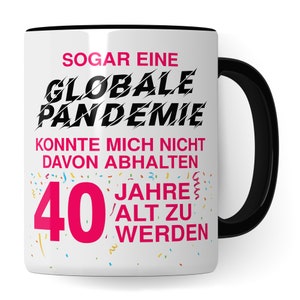 Puede incluir: Taza de cer&aacute;mica blanca con asa negra. La taza tiene un dise&ntilde;o rosa y negro que dice "SOGAR EINE GLOBALE PANDEMIE KONNTE MICH NICHT DAVON ABHALTEN 40 JAHRE ALT ZU WERDEN".