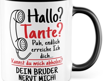 Può includere: Tazza in ceramica bianca con bordo e manico neri. La tazza presenta un'illustrazione di un telefono a disco con il testo "Hallo? Tante? Puh, endlich erreiche Ich dich... Kannst du mich abholen? DEIN BRUDER NERVT MICH!"
