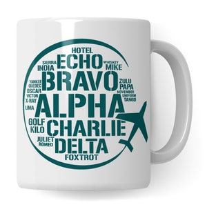 Flieger Tasse, Pilot Geschenk lustig, Piloten Kaffeetasse mit Fliegeralphabet, Fluglotse Geschenkidee, Flugzeug Kaffeebecher Nato Alphabet Bild 1