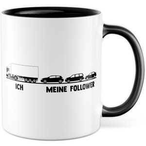 Könnte beinhalten: Weißer Keramikbecher mit schwarzem Innenraum und Henkel. Der Becher zeigt eine schwarze Grafik eines Lastwagens, gefolgt von drei Autos, mit dem deutschen Text "ICH" und "MEINE FOLLOWER" darunter.