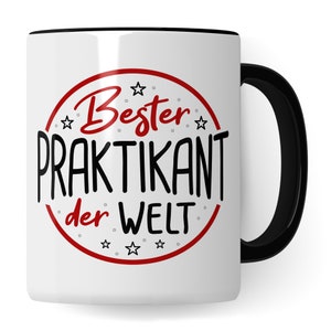 Könnte beinhalten: Weiße Keramiktasse mit schwarzem Rand und Henkel. Die Tasse zeigt einen roten Kreis mit weißem Rand und schwarzem Text, der "Bester Praktikant der Welt" mit roten Sternen um den Kreis herum lautet.