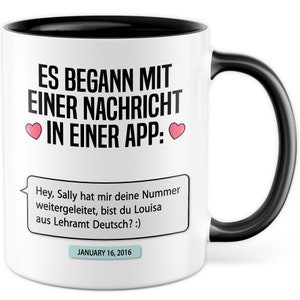 Puede incluir: Taza de cerámica blanca con asa y borde negros. La taza presenta un gráfico de texto negro que dice "ES BEGANN MIT EINER NACHRICHT IN EINER APP." con dos corazones rosas. Debajo del texto hay una burbuja de chat blanca con texto negro que dice "Hey, Sally hat mir deine Nummer weitergeleitet, bist du Louisa aus Lehramt Deutsch? :)" y una fecha que dice "JANUARY 16, 2016".
