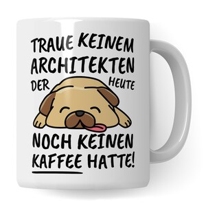Könnte beinhalten: Weiße Keramiktasse mit einer schwarz-weißen Illustration eines schlafenden Mops. Der Text auf der Tasse lautet "Traue keinem Architekten der heute noch keinen Kaffee hatte!"