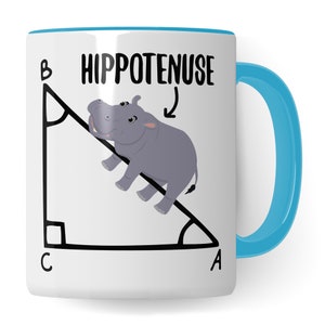 Peut inclure: Une tasse en céramique blanche avec un bord et une poignée bleus. La tasse présente une illustration en noir et blanc d'un triangle rectangle avec un hippopotame de dessin animé sur l'hypoténuse. Le texte "HIPPOTENUSE" est écrit au-dessus du triangle, avec une flèche pointant vers l'hippopotame.