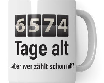Può includere: Tazza in ceramica bianca con testo nero che recita "6574 Tage alt...aber wer zählt schon mit?" Il testo è visualizzato su un display digitale nero.