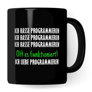 Könnte beinhalten: Schwarze Kaffeetasse mit weißem Text, der dreimal "ICH HASSE PROGRAMMIEREN" lautet, gefolgt von "OH es funktioniert!" in grünem Text und "ICH LIEBE PROGRAMMIEREN" in weißem Text.