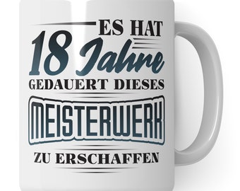 Può includere: Tazza in ceramica bianca con testo nero che recita "Es hat 18 Jahre gedauert dieses Meisterwerk zu erschaffen".