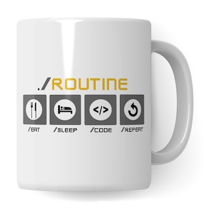 Könnte beinhalten: Weiße Keramiktasse mit einem schwarzen und grauen Design. Die Tasse zeigt den Text "./ROUTINE" in Gelb und vier Symbole, die für Essen, Schlafen, Programmieren und Wiederholen stehen.