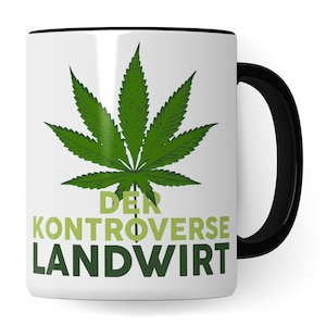 Op de afbeelding: Witte keramische mok met een zwarte rand en handvat. De mok heeft een groen marihuanablad en de tekst "DER KONTROVERSE LANDWIRT".