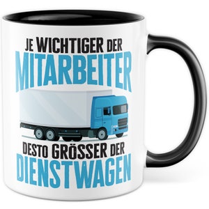 Könnte beinhalten: Weiße Keramiktasse mit schwarzem Rand und Henkel. Die Tasse zeigt eine blaue und weiße Illustration eines Sattelzuges mit dem Text "Je wichtiger der Mitarbeiter desto grosser der Dienstwagen".