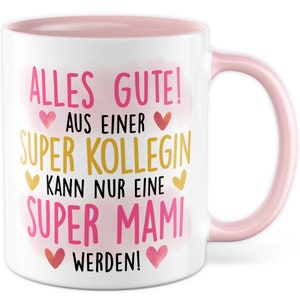 Peut inclure: Mug en céramique blanche avec un bord et une anse roses. Le mug présente un motif rose et or avec le texte "ALLES GUTE! ❤AUS EINER SUPER KOLLEGIN KANN NUR EINE SUPER MAMI ❤ WERDEN!"